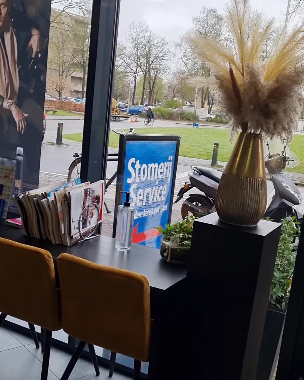 De wachthoek bij het raam: cognac fluwelen stoelen en pampas in een gouden vaas