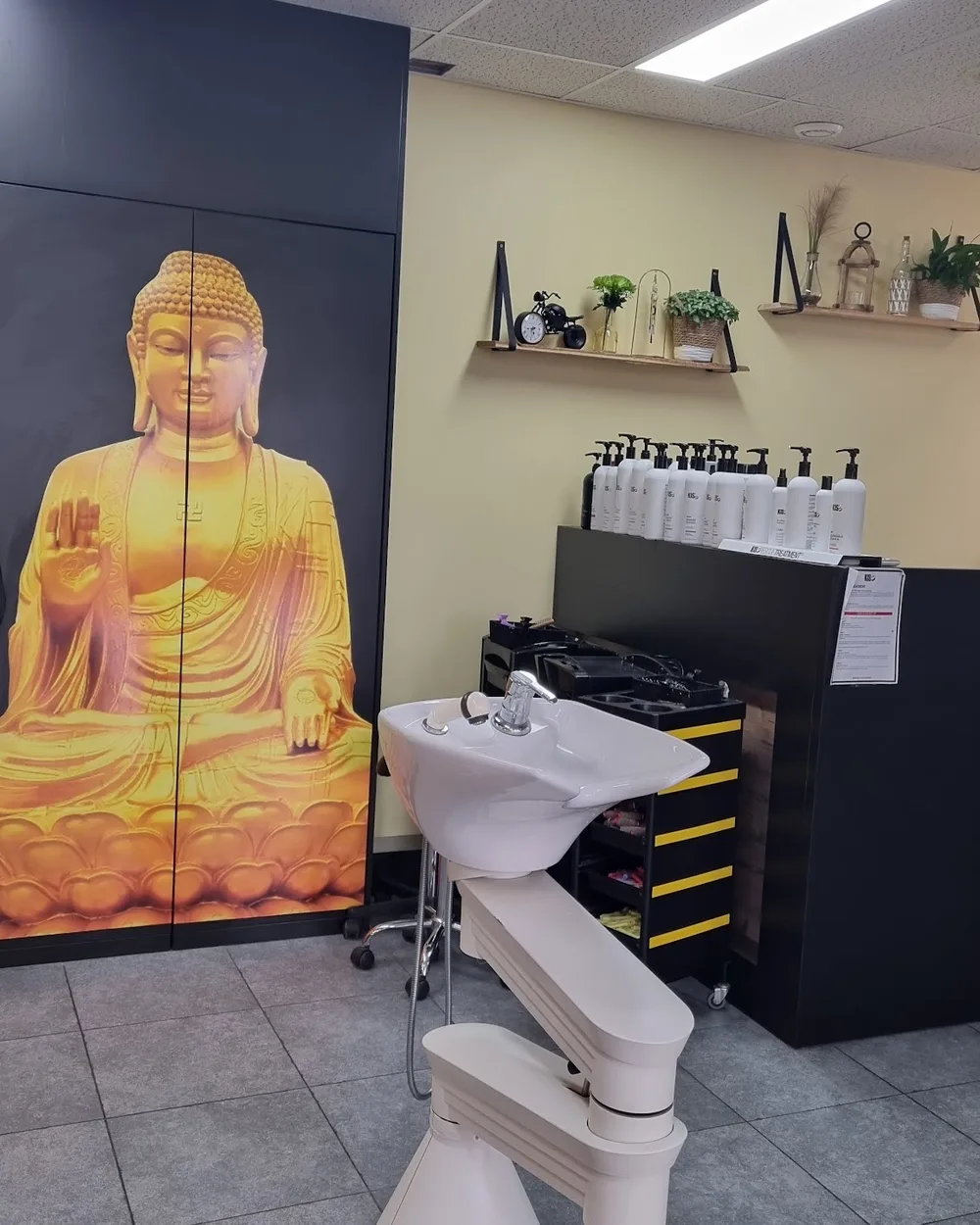 Wasplek met de gouden boeddha op de achterwand