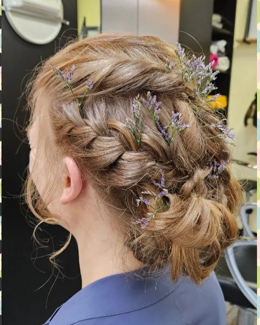 Bruidskapsel met vlechten en bloemetjes