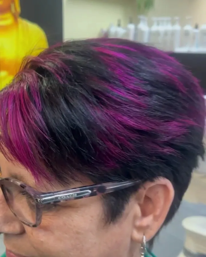 Kort zwart haar met magenta lokken
