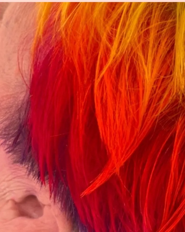Regenboogkleuring op kort haar: rood, oranje, geel en groen